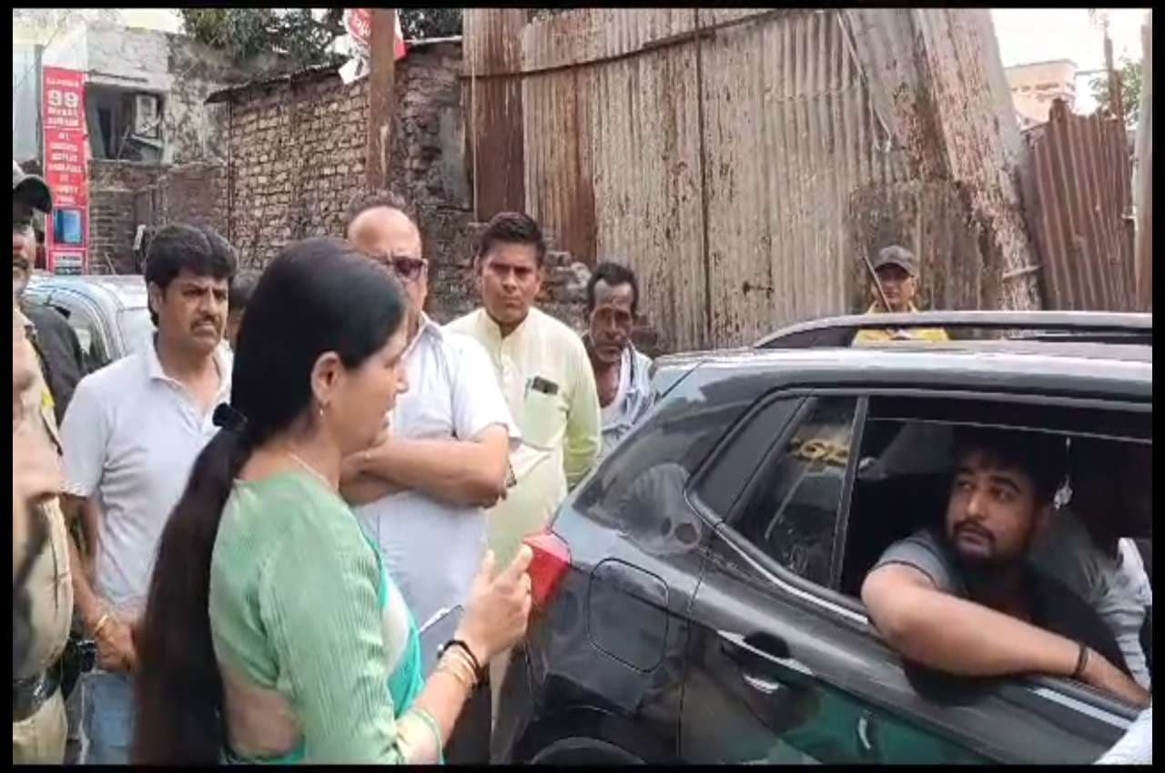 Rishikesh News: एक हाथ में शराब का गिलास, दूसरे में सिगरेट.. 4 युवकों को मचाया हुड़दंग, फिर मेयर ने ऐसे सिखाया सबक