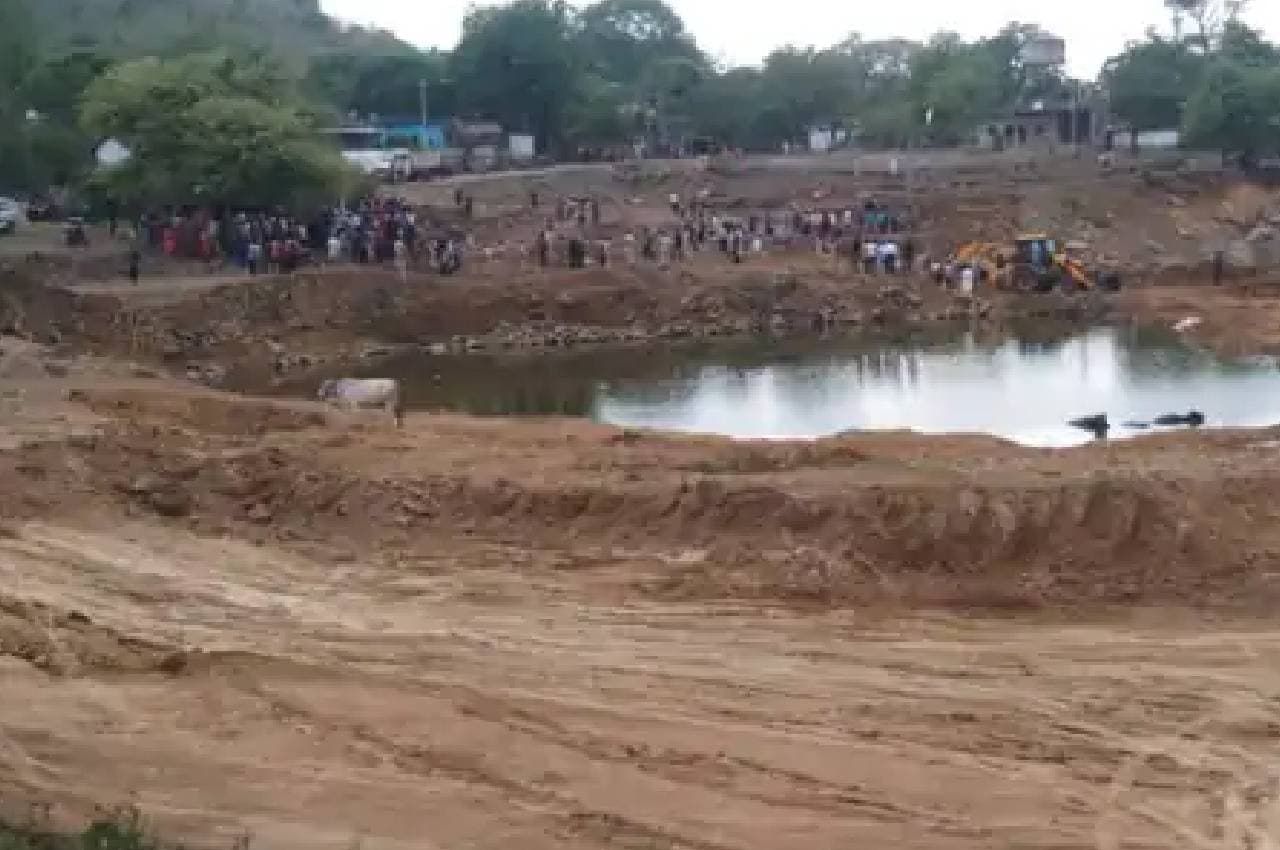 भोपाल में मिट्टी धंसने से बड़ा हादसा, दो महिलाओं की हुई मौत, तलाब किनारे हो रही थी खुदाई