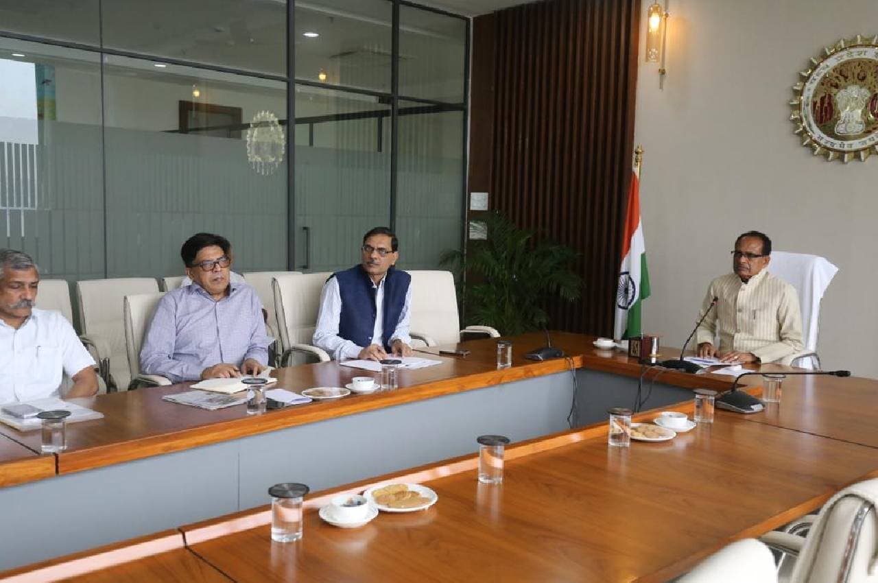 इंदौर की कानून व्यवस्था को लेकर सीएम शिवराज ने दिखाई सख्ती, कहा-जनता में पुलिस का विश्वास जरूरी