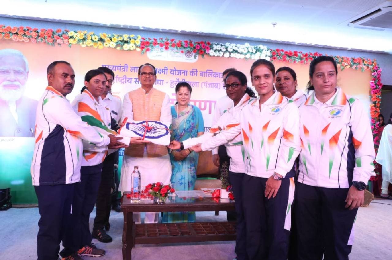 मध्य प्रदेश की 120 बेटियां बाघा-हुसैनी बॉर्डर रवाना, CM शिवराज बोले-यह राष्ट्र प्रेम बढ़ाने में सहायक