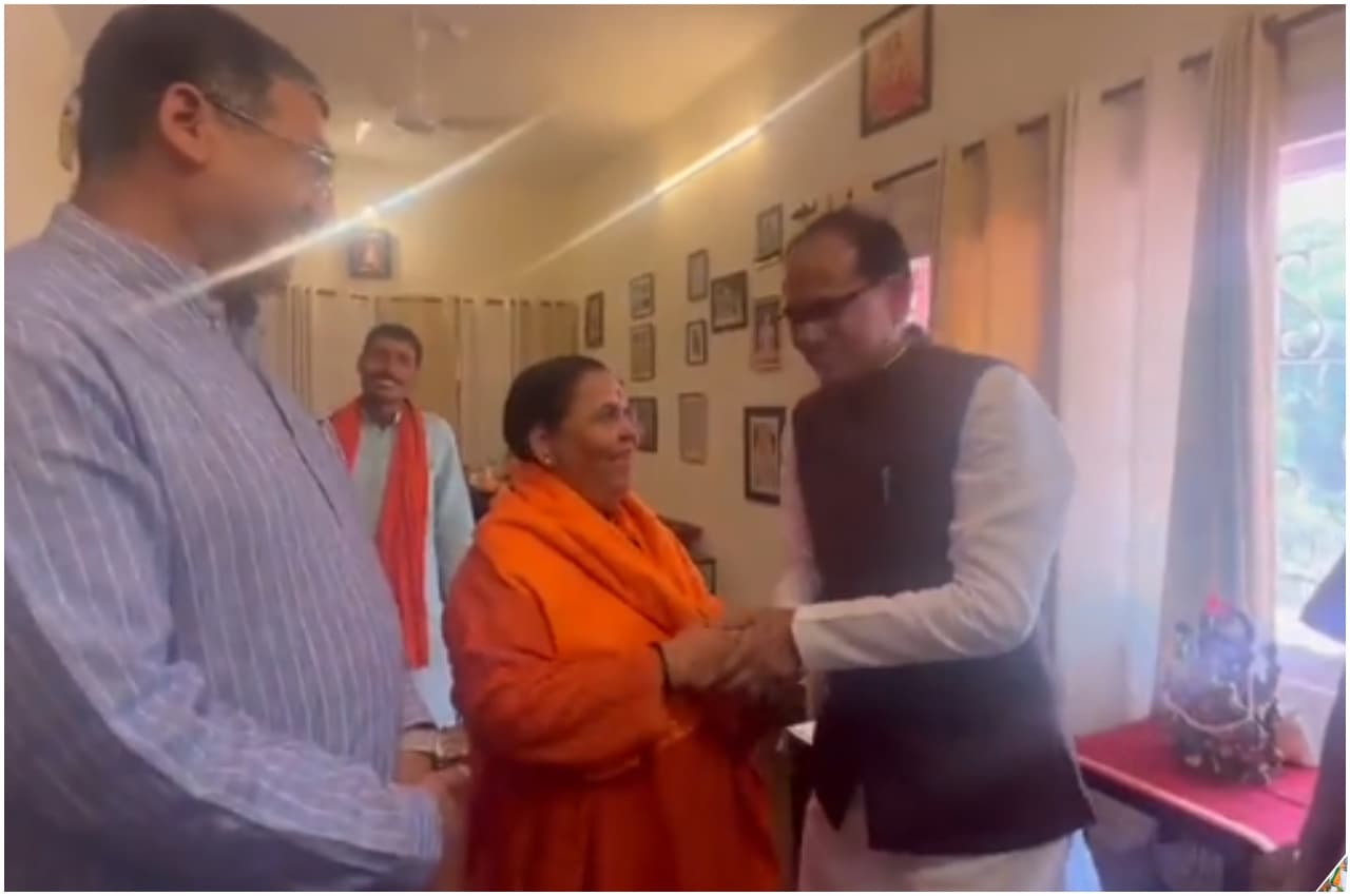 Ladli Behna Yojana: पहली लाडली बहना बनीं उमा भारती,  CM शिवराज ने पैर छूकर लिया आशीर्वाद, देखें