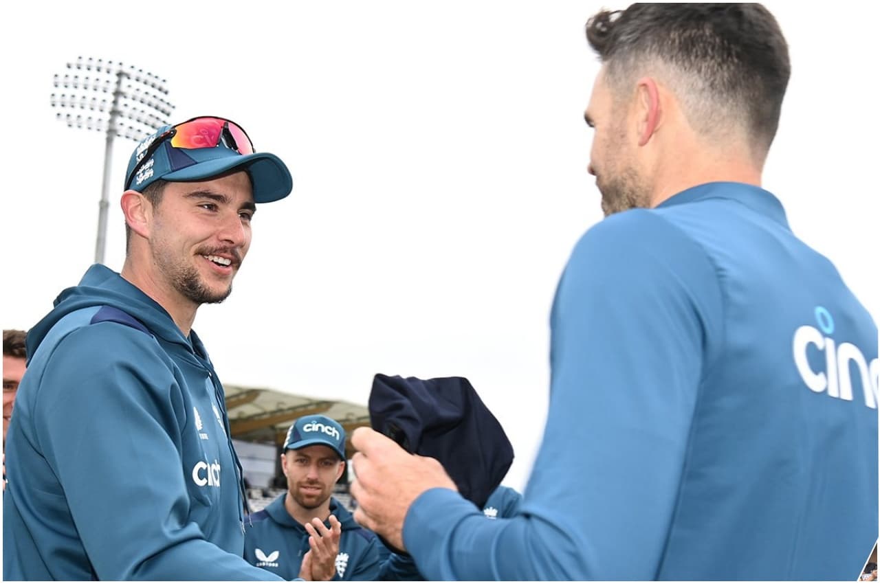 ENG vs IRE: जिमी एंडरसन से डेब्यू कैप पाकर खुश हुए जोश टंग, वीडियो में देखें रिएक्शन