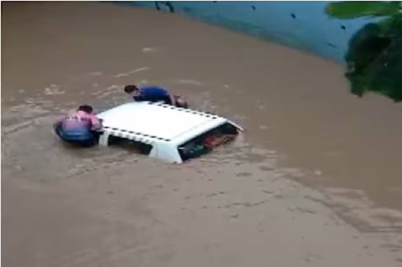 गुजरात में भारी बारिश बनी आफत; पानी से भरे अंडरपास में डूबी कार, चार लोगों का किया रेस्क्यू