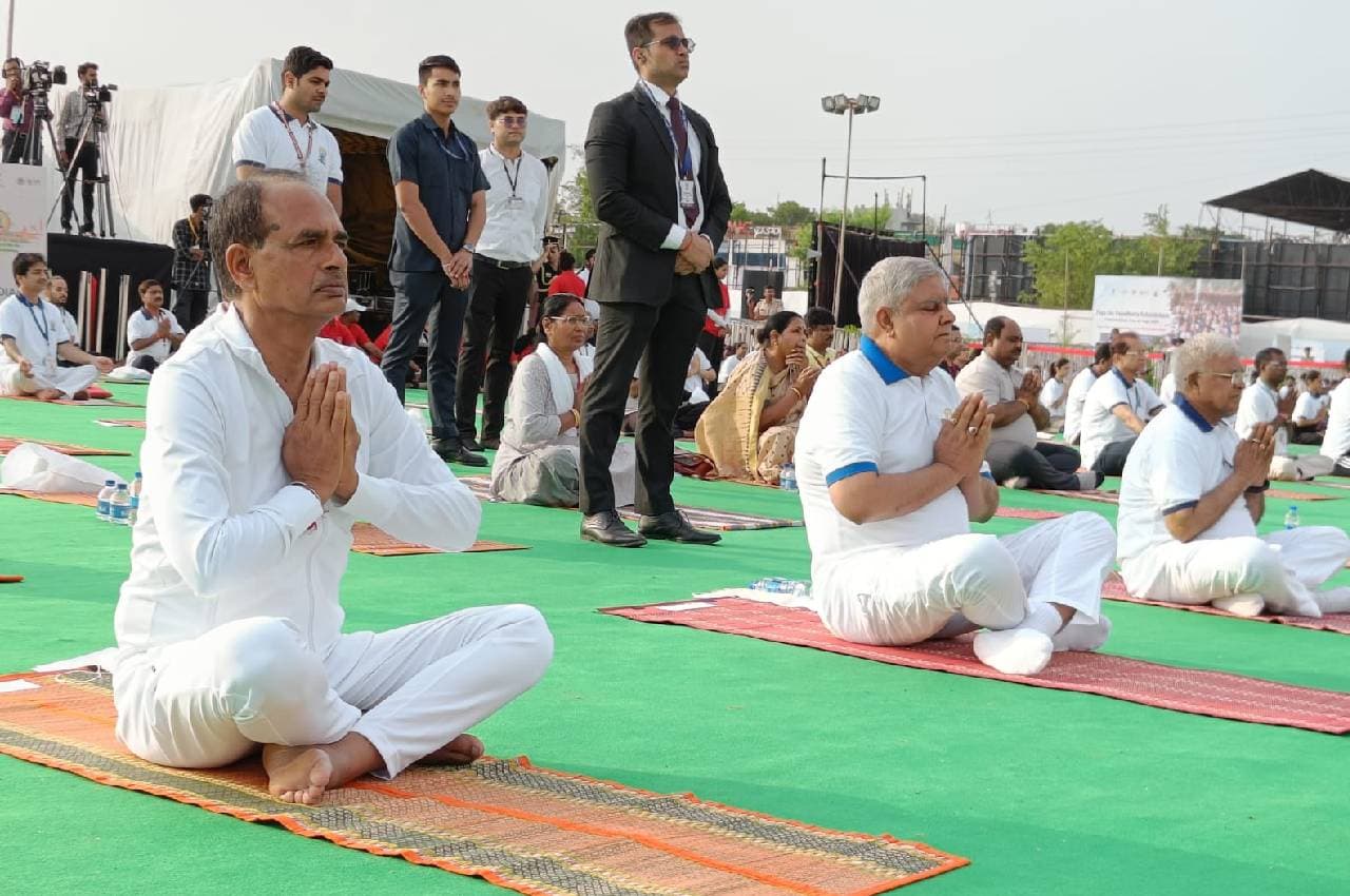 जबलपुर में उपराष्ट्रपति और CM शिवराज ने किया योगा, MP में योग की शिक्षा होगी अनिवार्य