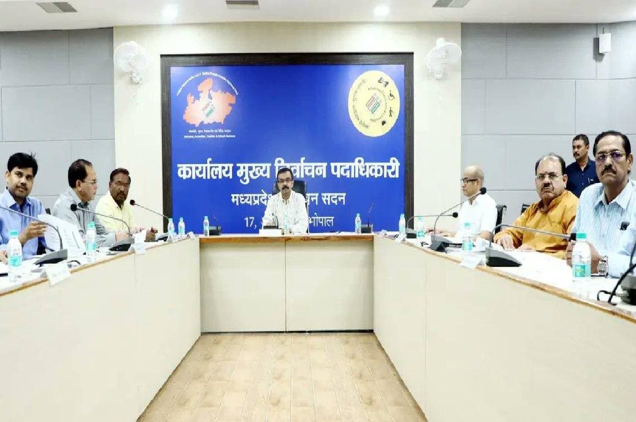 MP में चुनाव आयोग ने तेज की विधानसभा चुनाव की तैयारियां, राजनीतिक दलों के साथ की बैठक