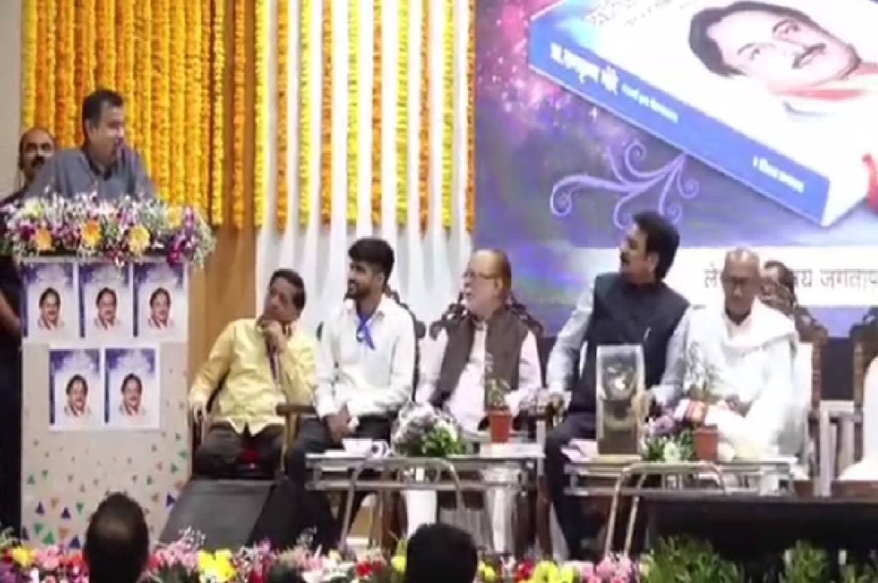 दिग्विजय सिंह की इस बात के कायल हुए नितिन गडकरी, जानिए किस बात पर जमकर की तारीफ