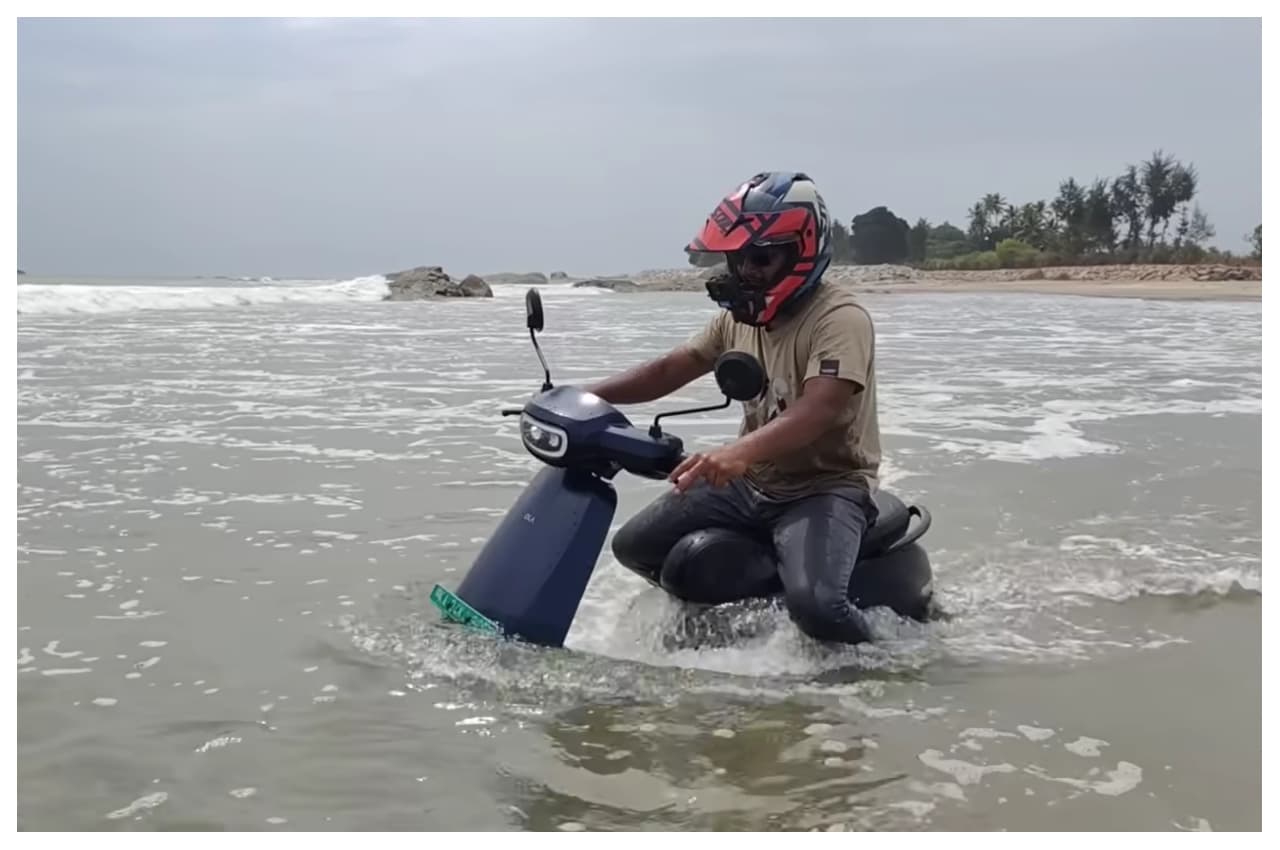 इलेट्रिक स्कूटर समेत समंदर के पानी में डूबा युवक, फिर जो हुआ, देखें वीडियो 