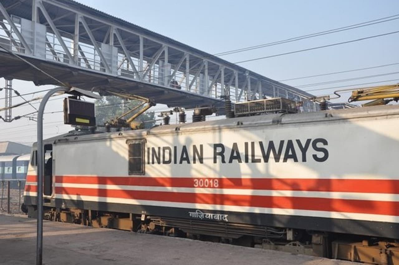 IRCTC BIG Update: भारतीय रेलवे जनरल कोच के यात्रियों को 20 रुपये में भोजन देगा; चेक करें ताजा खाने के रेट