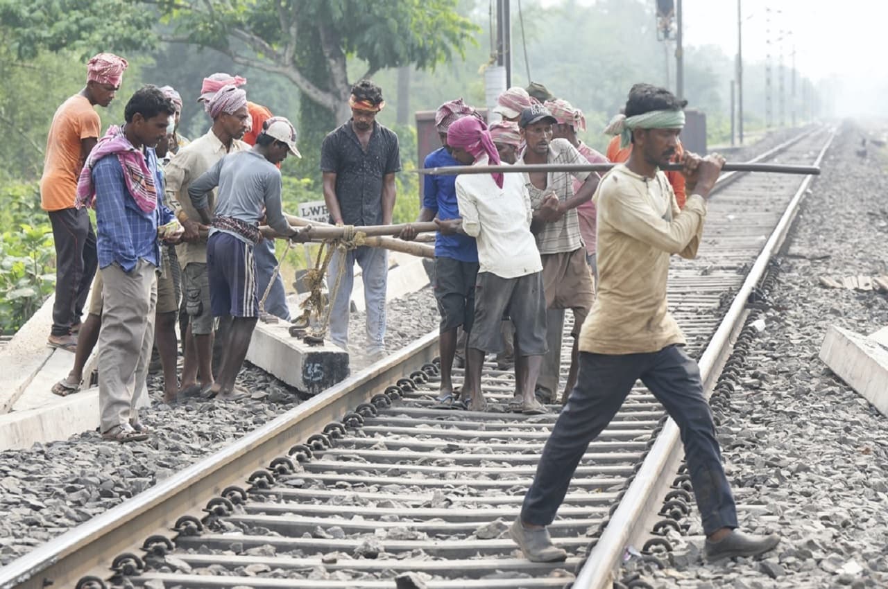 Balasore train accident: भारतीय रेलवे ने इस रूट पर रद्द की कई ट्रेनें, ट्रैक पर चल रहे मेंटेनेंस के काम के कारण लिया फैसला
