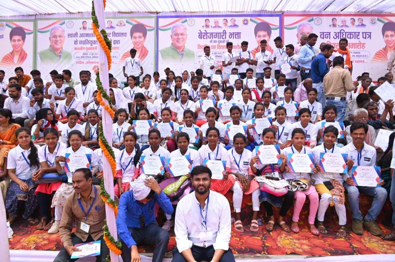 रायपुर: मुख्यमंत्री भूपेश बघेल ने 50 युवाओं को बांटे नियुक्ति प्रमाण पत्र, पढ़ाई कर रहे छात्रों  लिए मददगार बनी बेरोजगारी भत्ता योजना
