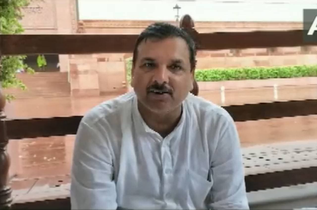 संसद परिसर में धरने पर बैठे AAP सांसद संजय सिंह ने गाया ये गाना, आपने सुना क्या?