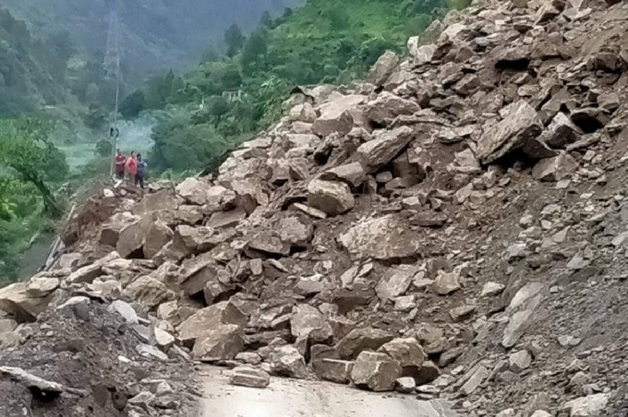 उत्तराखंड: चमोली में लैंडस्लाइड के कारण बद्रीनाथ नेशनल हाईवे बंद, प्रशासन ने श्रद्धालुओं के लिए की ये व्यवस्था