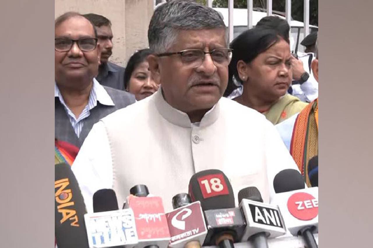 'कानून का घोर उल्लंघन, डर के साए में जी रही हैं महिलाएं', बंगाल के राज्यपाल से मुलाकात के बाद बोले रविशंकर प्रसाद