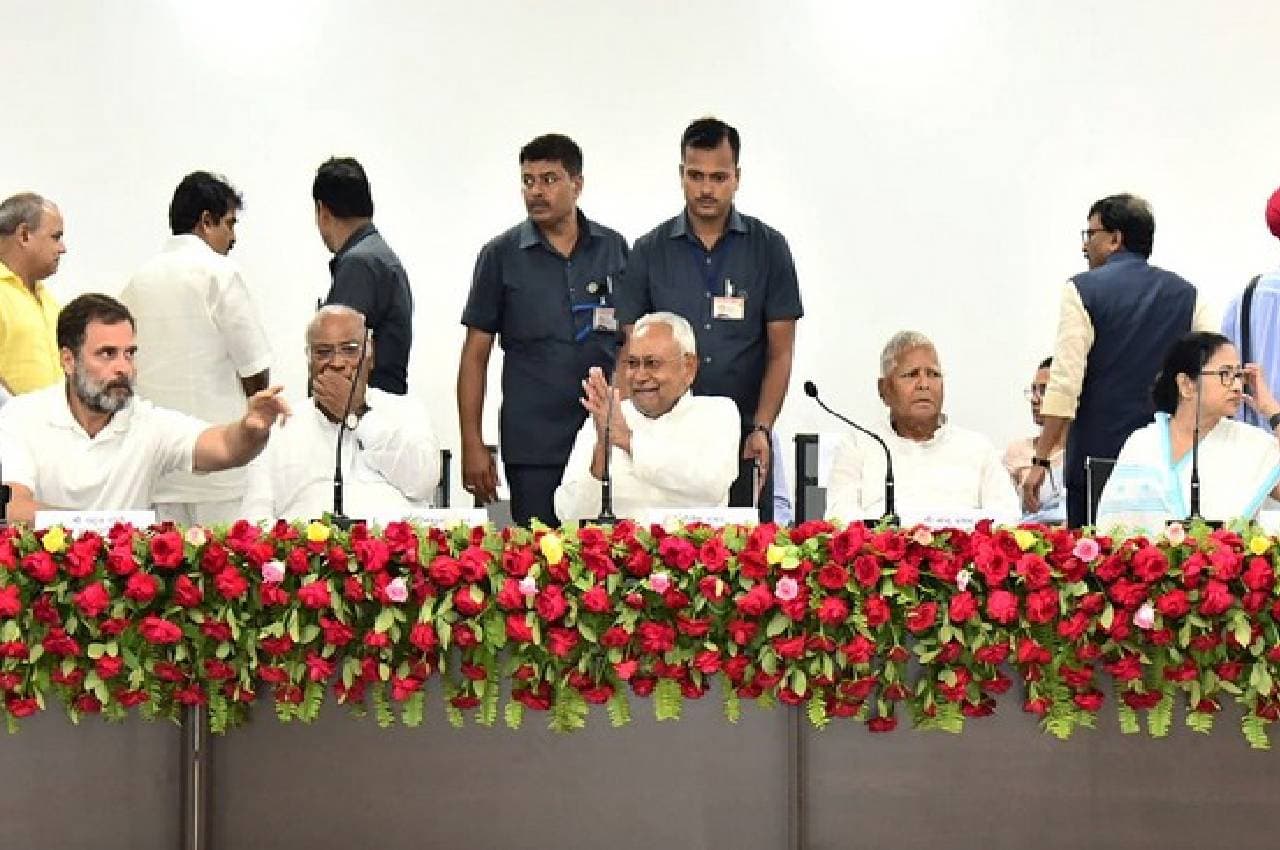 Bengaluru Oppn Meeting LIVE: बेंगलुरु में आज से विपक्षी दलों की दूसरी संयुक्त बैठक; शरद पवार आज नहीं कल होंगे शामिल