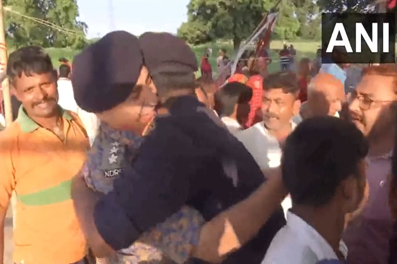 Bihar: नालंदा में 5 घंटे रेस्क्यू के बाद 40 फीट गहरे बोरवेल से सुरक्षित निकाला बच्चा; खुशी से झूमे अधिकारी, Video