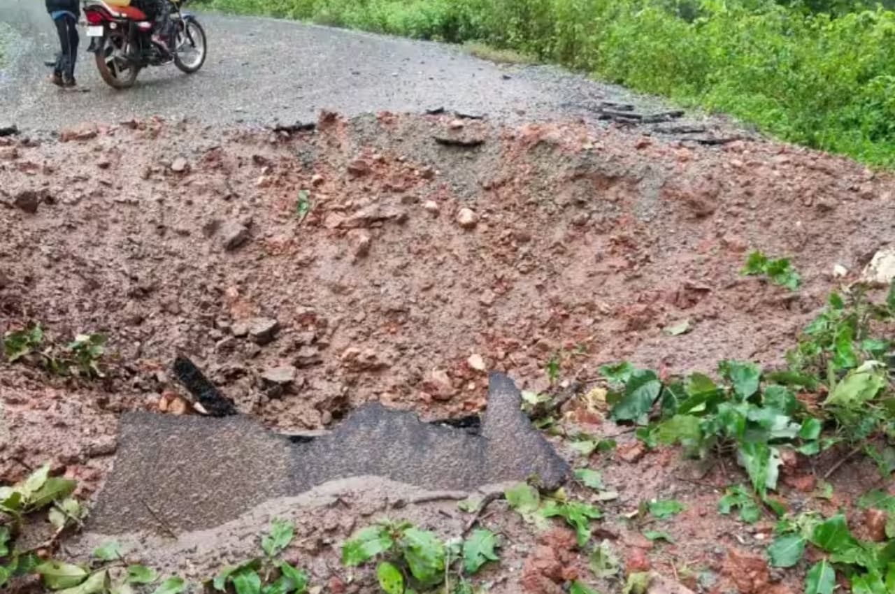 Bijapur Blast: सोमनपल्ली मार्ग पर हुआ आईडी ब्लास्ट, नक्सली साजिश की आशंका