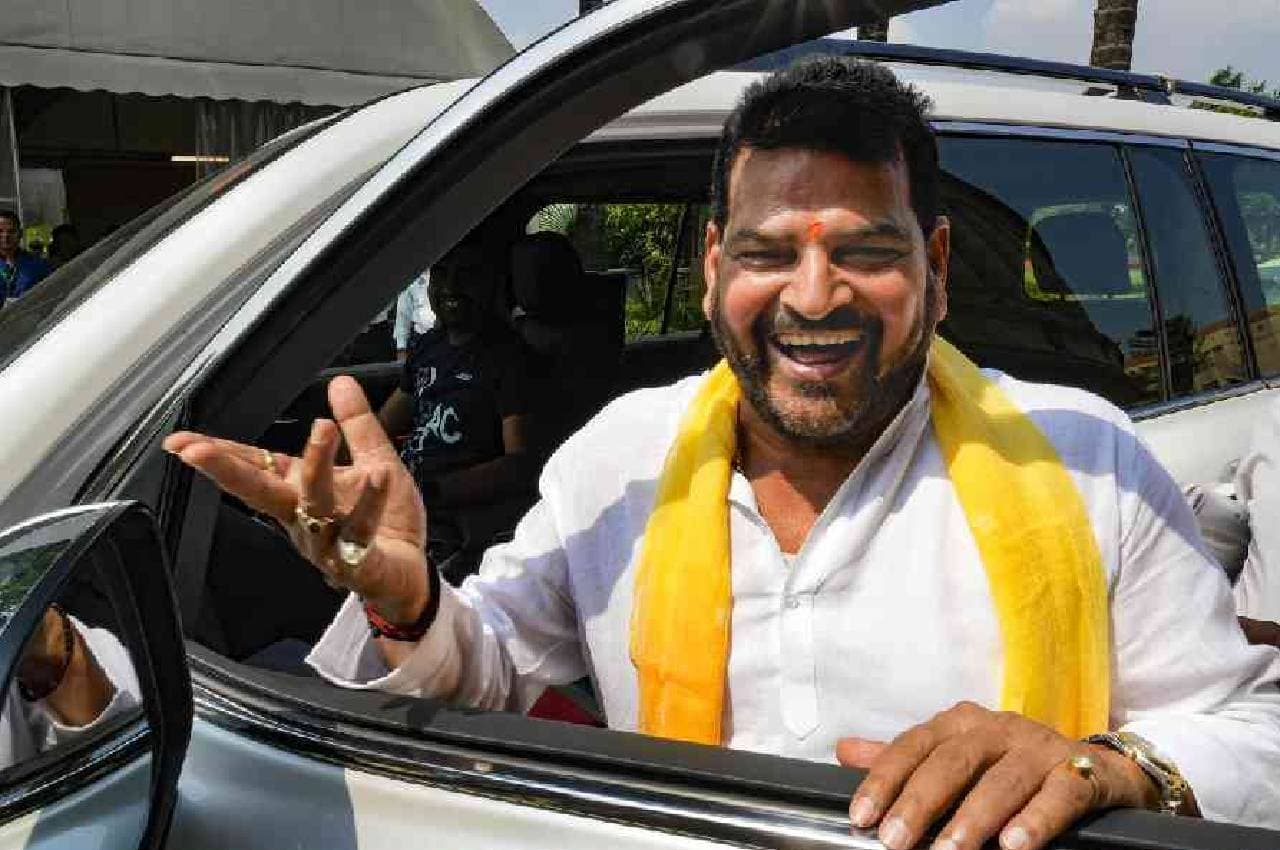 भाजपा सांसद बृजभूषण सिंह की इस तस्वीर पर भड़कीं टीएमसी नेता, पूछा- पहलवानों को कैसा लगा होगा?