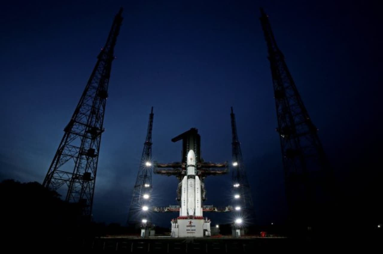 ISRO Moon Mission: चंद्रयान-3 लॉन्च को तैयार, चांद की सतह पर क्या खोजेगा रोवर, दक्षिणी ध्रुव क्यों है खास?