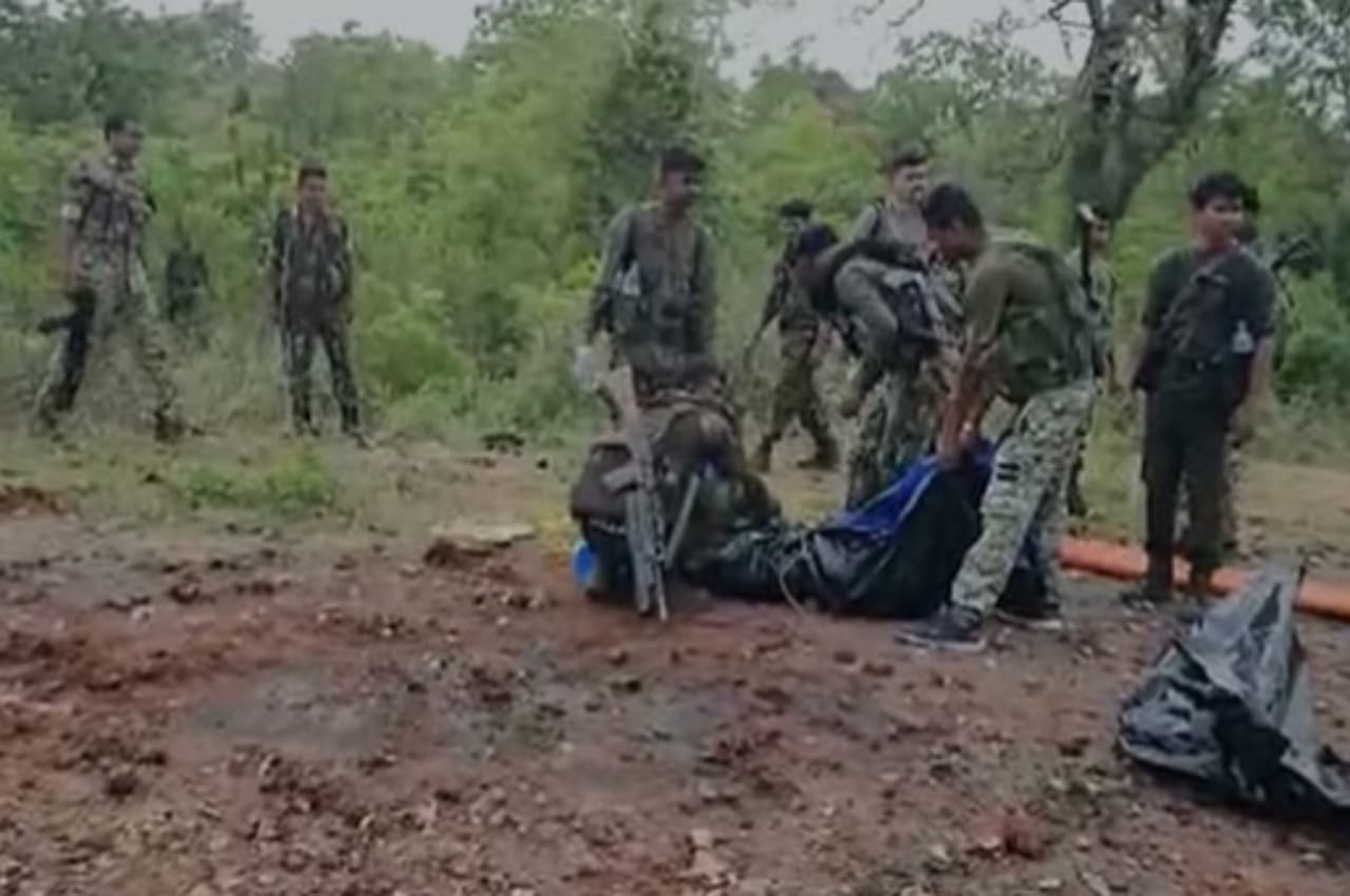 चिन्नागेलूर कैम्प पर नक्सलियों ने किया हमला, जवानों ने दिया जवाब तो भागे