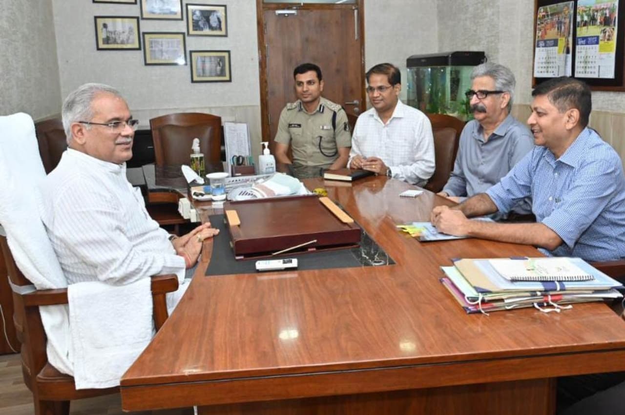 रायपुर: प्रधानमंत्री के प्रवास की तैयारियों को लेकर मुख्यमंत्री बघेल ने की उच्च स्तरीय बैठक