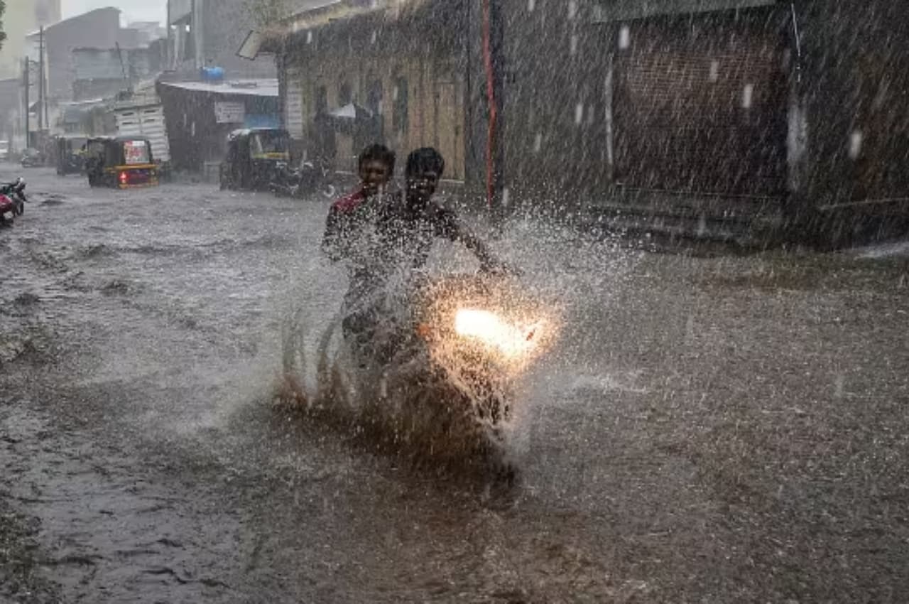 Chhattisgarh weather: छत्तीसगढ़ में भारी बारिश का अलर्ट, अगले तीन दिनों में जमकर बरसेंगे बादल