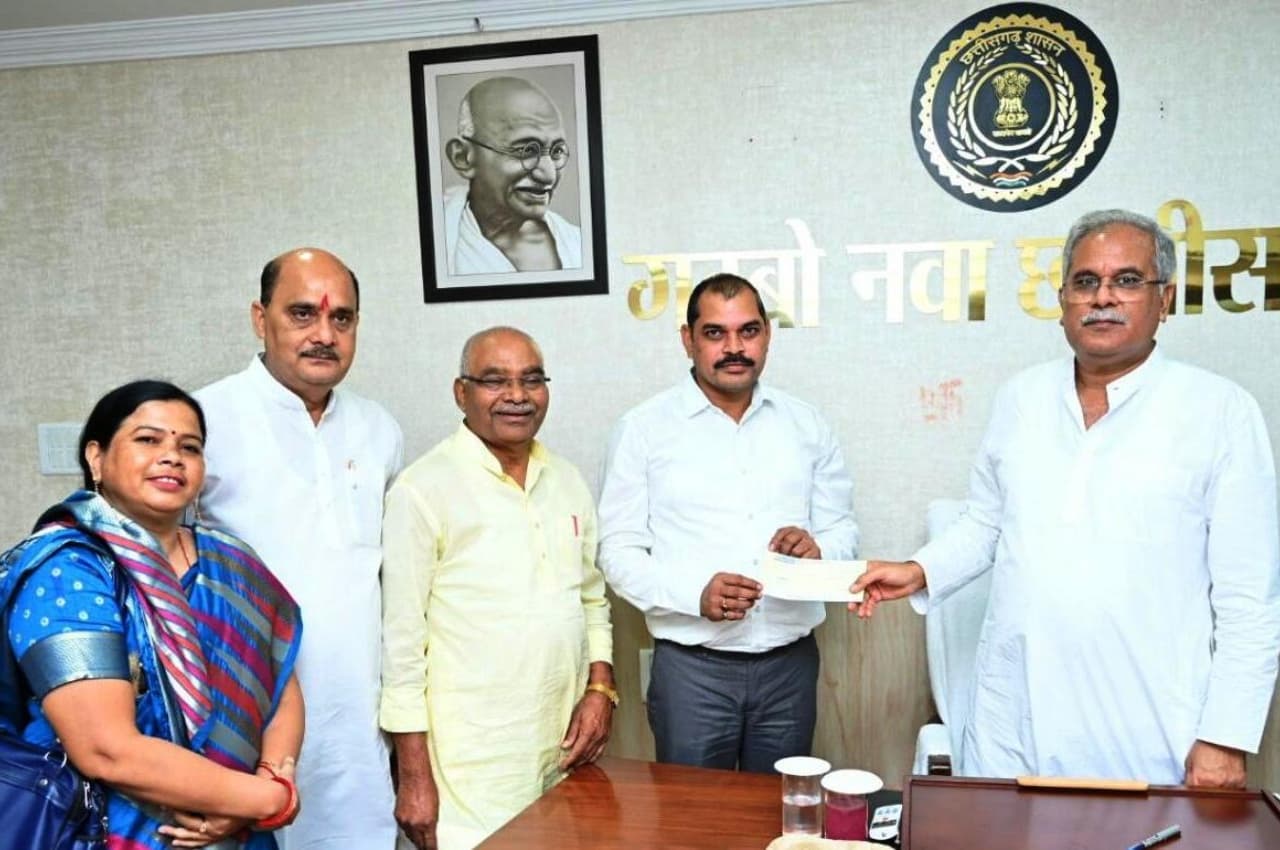 रायपुर: मुख्यमंत्री बघेल से राज्य पिछड़ा वर्ग आयोग के सदस्य महेश चंद्रवंशी ने की सौजन्य मुलाकात