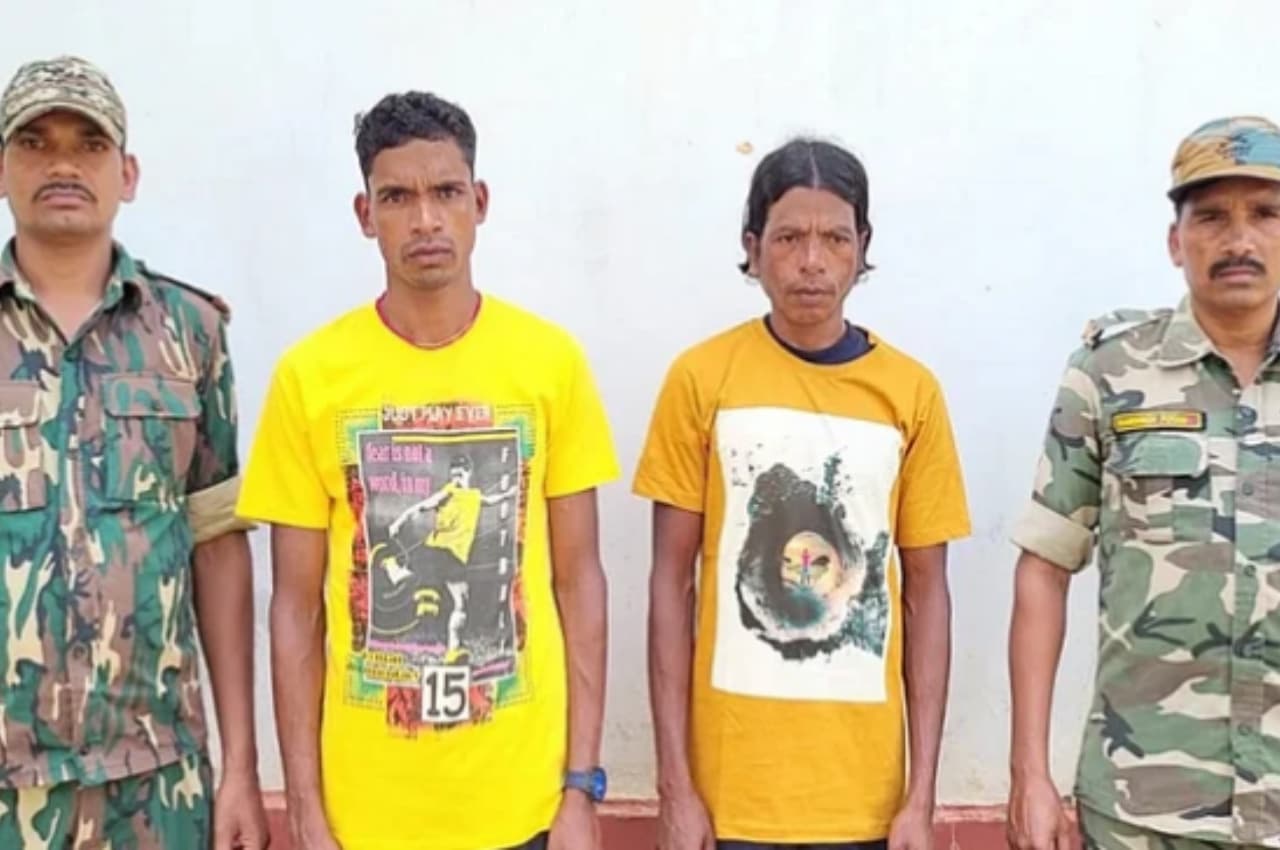 Chhattisgarh: पुलिस ने नक्सल कैंप उड़ाया, दो माओवादी गिरफ्तार