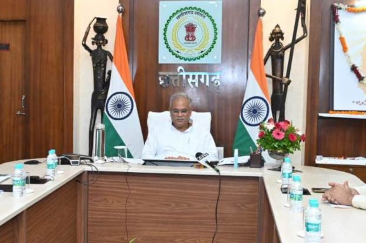 रायपुर : मुख्यमंत्री बघेल ने पशुपालक किसानों और गोधन न्याय योजना के हितग्राहियों को 16.29 करोड़ रूपए की दी सौगात