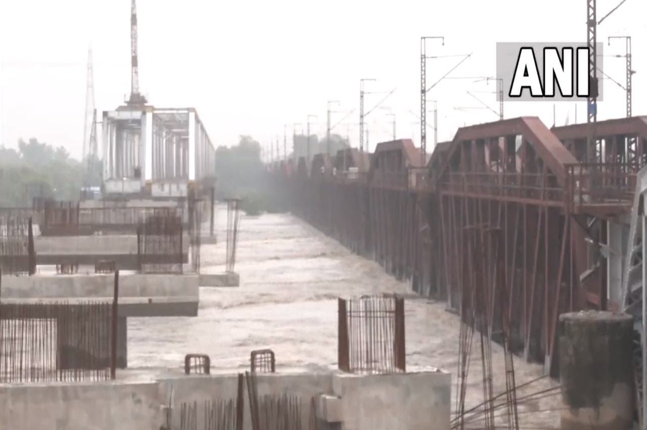 Delhi Flood Update: दिल्ली में बाढ़ बरकरार; निचले इलाकों में 23 हजार से ज्यादा लोग बेघर, जानें यमुना अब कितनी खतरनाक?