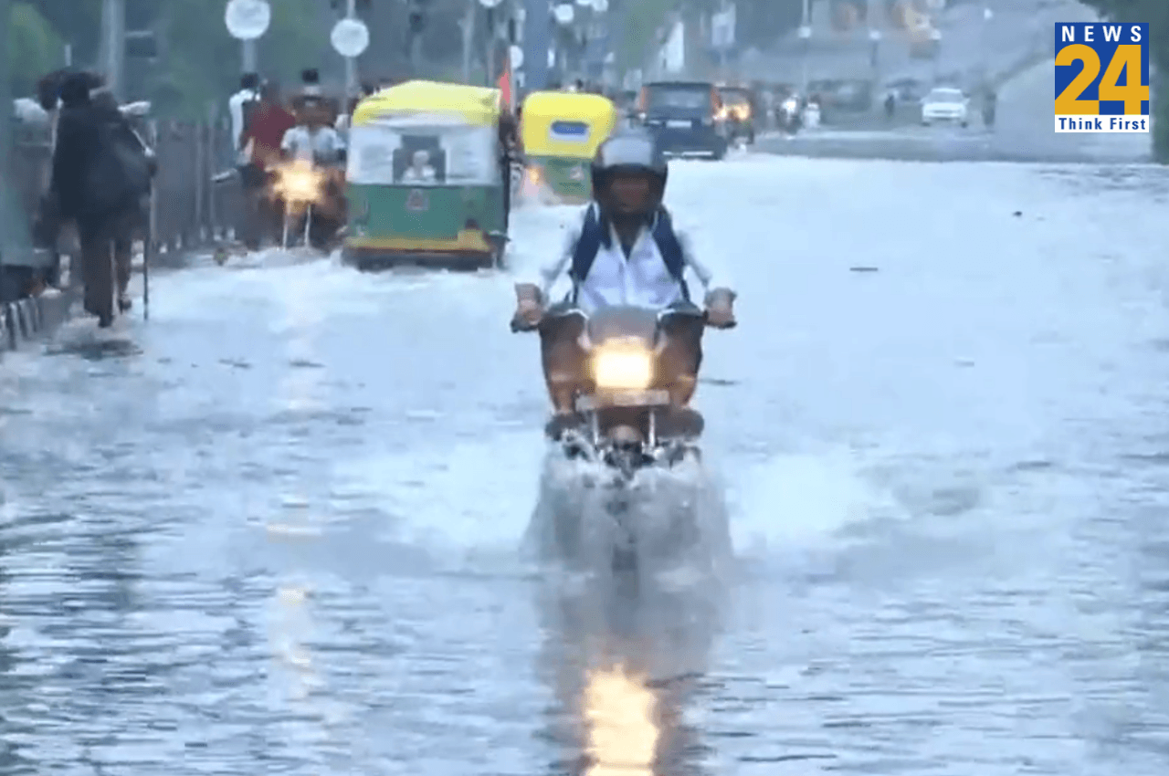 Delhi Floods: दिल्ली सरकार ने अपने आईएएस अधिकारियों को जारी किया रेस्क्यू ऑपरेशन में मदद का आदेश