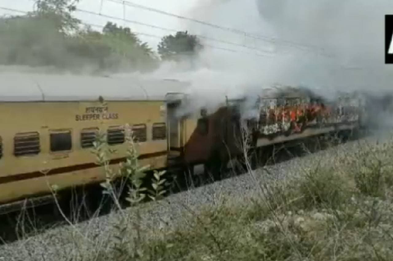 तेलंगाना में टला बड़ा हादसा; हावड़ा-फलकनुमा एक्सप्रेस के तीन कोच में लगी आग, यात्रियों ने कूदकर बचाई जान