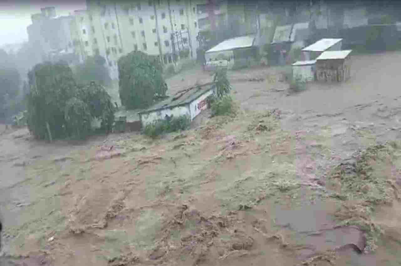 Gujarat Floods Video : गुजरात में बाढ़ और बारिश से हाहाकार, शहर में दिख रहा समुद्र जैसा नजारा