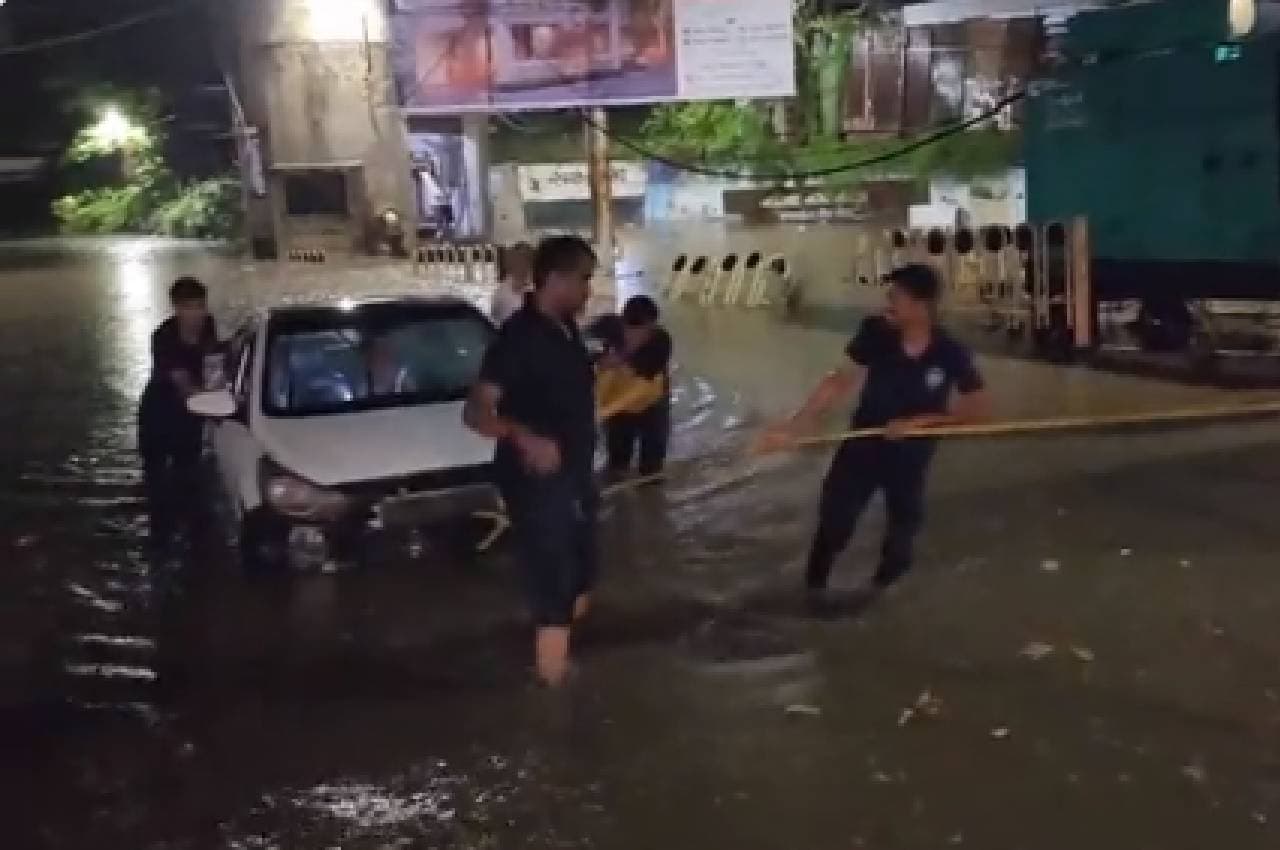 गुजरात में भारी बारिश, पानी से भरे अंडरपास में फंसी कार, रेस्क्यू टीम ने चार लोगों को बचाया
