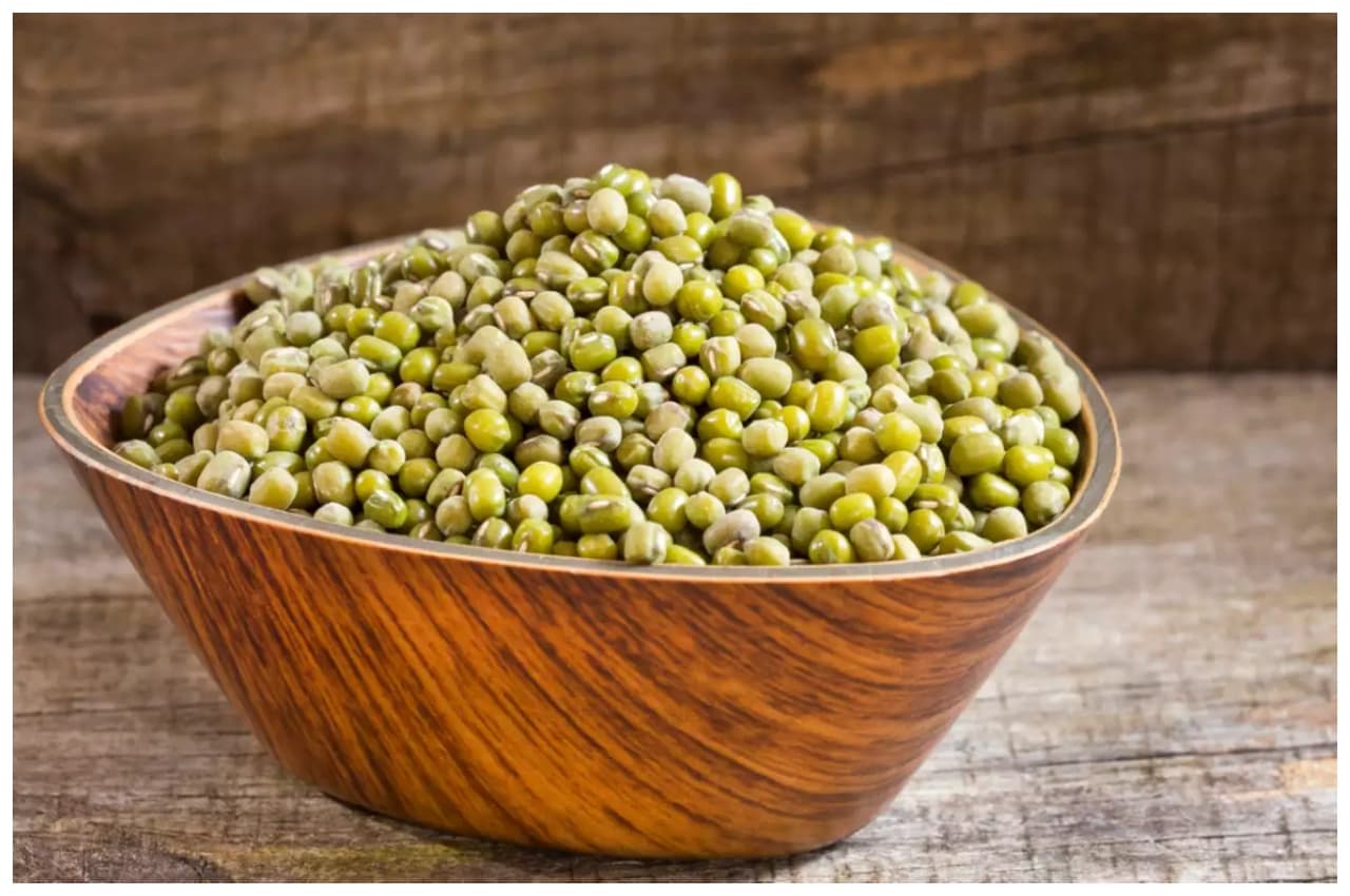 Hari Moong Benefits: हरी मूंग दाल से मिलते हैं कई गजब के फायदे, आज ही डाइट में करें शामिल