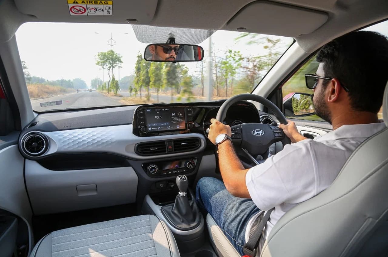 बस 13000 में मिल रही Hyundai की यह स्टाइलिश कार, ऑटोमेटिक ट्रांसमिशन और बहुत कुछ
