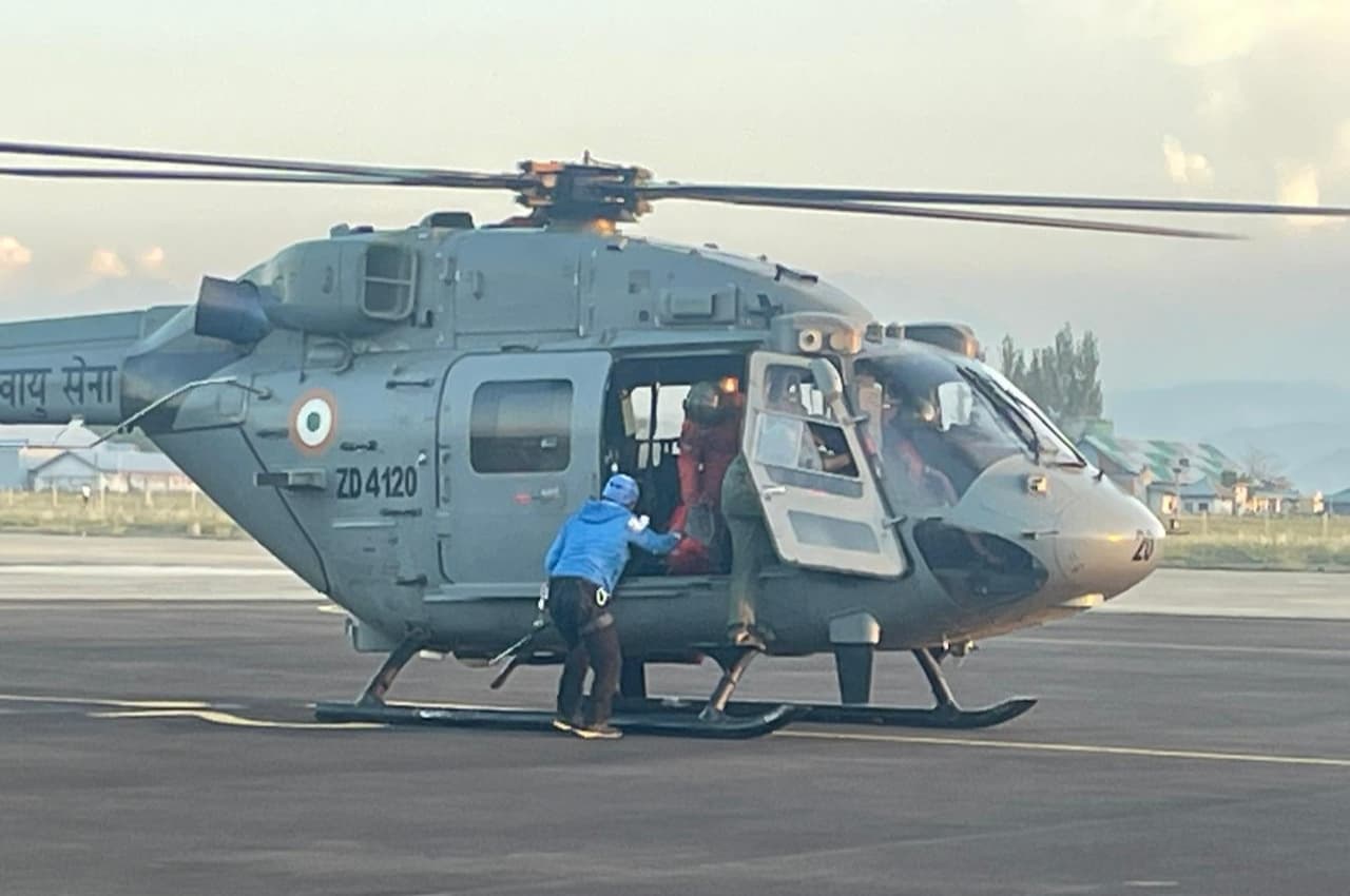 भारतीय वायुसेना का सफल ऑपरेशन, थाजीवास ग्लेशियर में फंसे पर्वतारोहियों को बचाया
