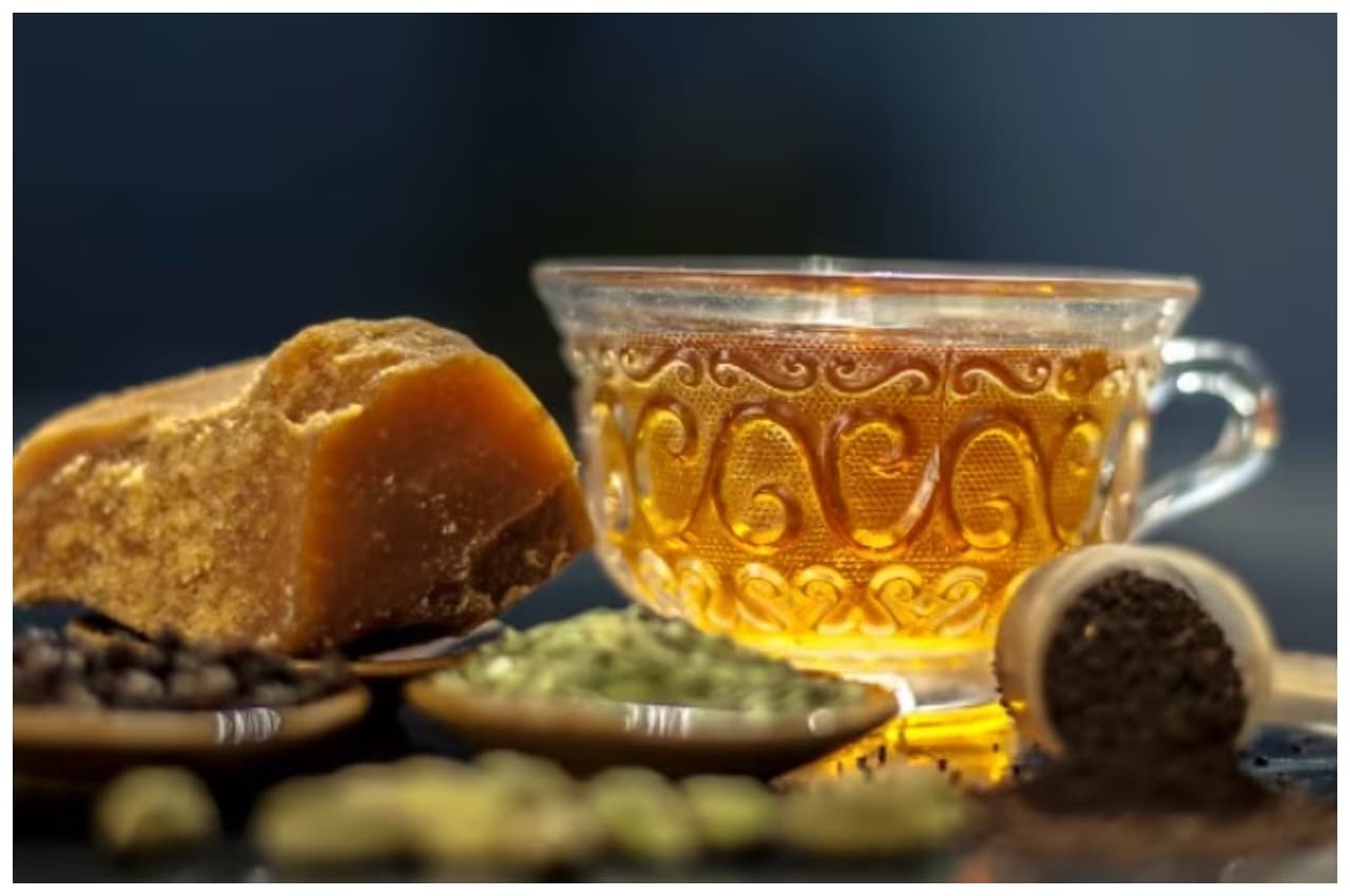 Jaggery Water Benefits: गुड़ के पानी से मिलेंगे कई जबरदस्त फायदे, ट्राई कर के तो देखें