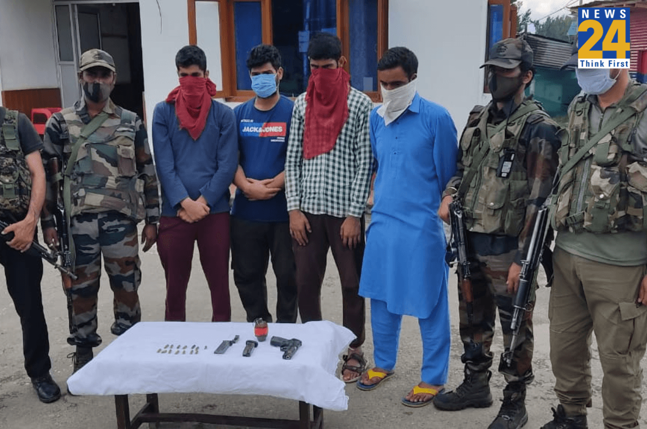 कश्मीर में ग्रेनेड फेंकने वाले मॉड्यूल का भंडाफोड़, मिला गोला-बारूद का जखीरा