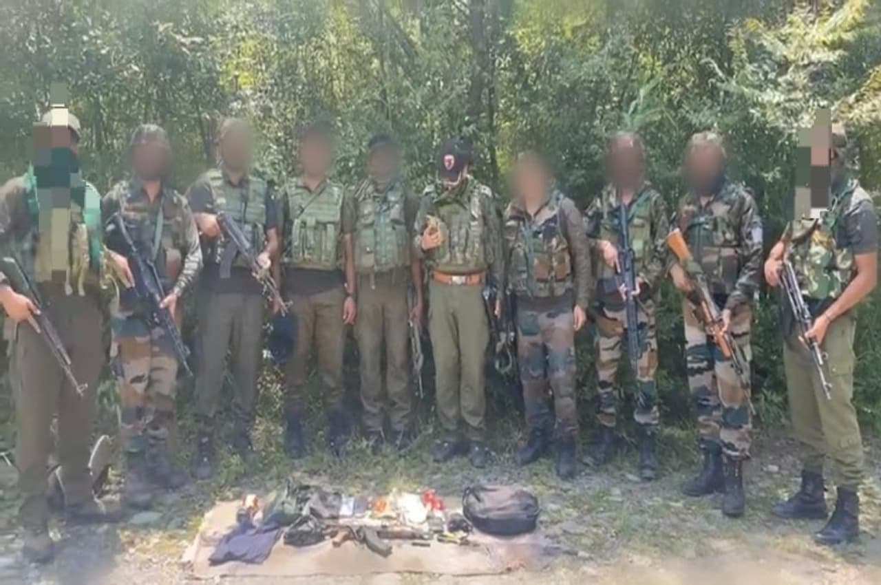 Jammu-Kashmir: सेना ने घुसपैठ कर रहे दो आतंकियों को किया ढेर, हथियारों का जखीरा बरामद