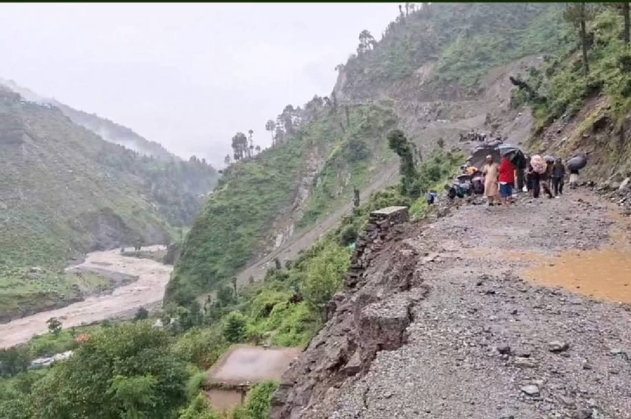 जम्मू-कश्मीर: कठुआ में बाढ़ लैंडस्लाइड का कहर, आठ लोगों की मौत, राहत बचाव कार्य जारी