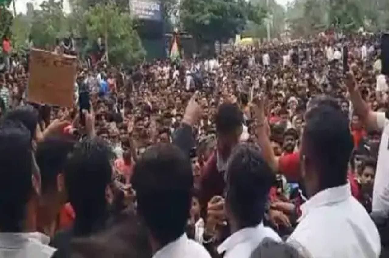 MP में पटवारी भर्ती परीक्षा में फर्जीवाड़े का आरोप, छात्रों ने भोपाल में व्यापमं तो इंदौर में कलेक्टर ऑफिस घेरा