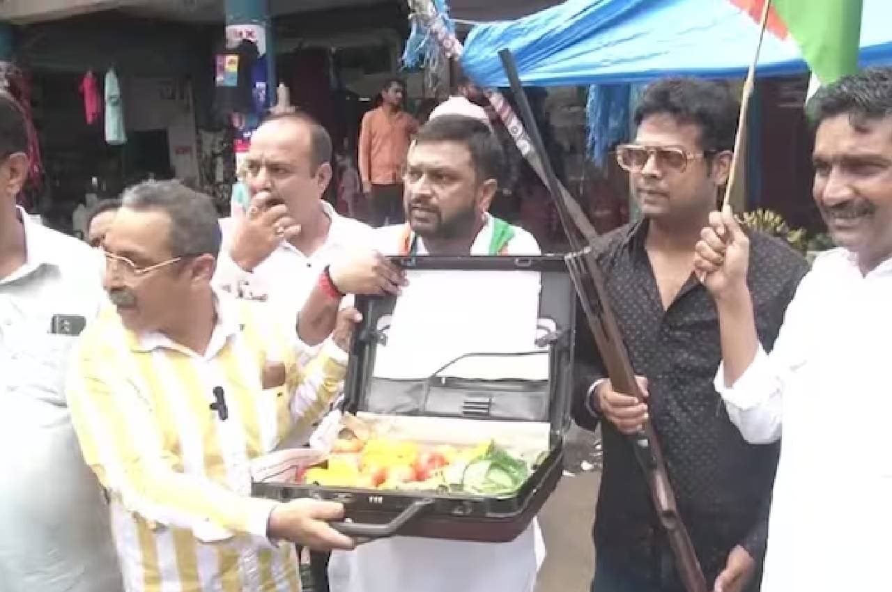 महंगाई के खिलाफ मध्य प्रदेश कांग्रेस का अनोखा विरोध-प्रदर्शन; ब्रीफकेस, बंदूक लेकर खरीदे टमाटर