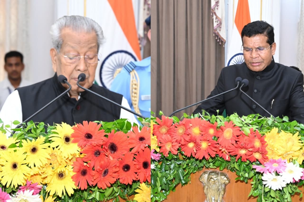 मोहन मरकाम ने ली मंत्री पद की शपथ, राज्यपाल हरिचंदन ने दिलाई शपथ, सीएम भूपेश बघेल ने दी बधाई