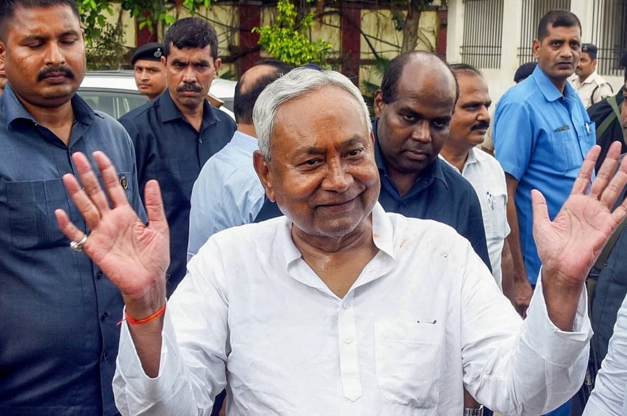 नीतीश मंत्रिमंडल में विस्तार के आसार, कांग्रेस और RJD के विधायक बन सकते हैं मंत्री