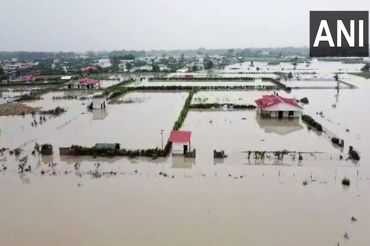 Noida Flood: नोएडा में बाढ़ क्षेत्र देखने के लिए कराया ड्रोन सर्वे, तो खुल गई अवैध फार्महाउसों की कहानी