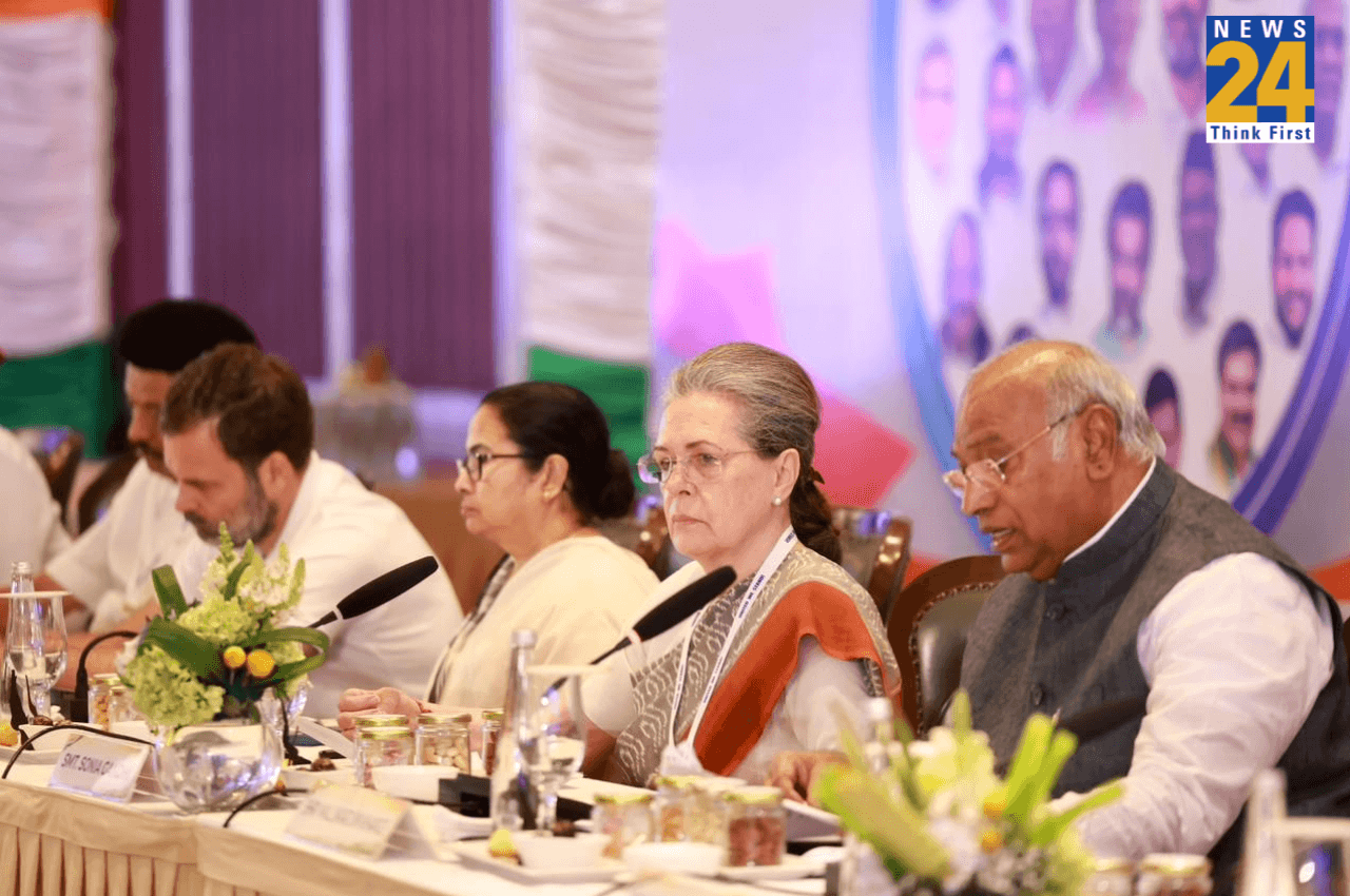 INDIA Vs NDA: बेंगलुरु में खड़गे का ऐलान- 11 सदस्यीय समन्वय समिति बनेगी, ममता बोलीं- इंडिया जीतेगा बीजेपी हारेगी