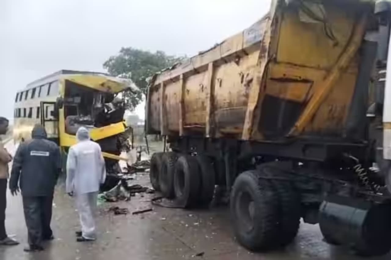 Chattisgarh: पीएम मोदी की सभा में जा रही बस पलटी, दो लोगों की मौत, कई घायल