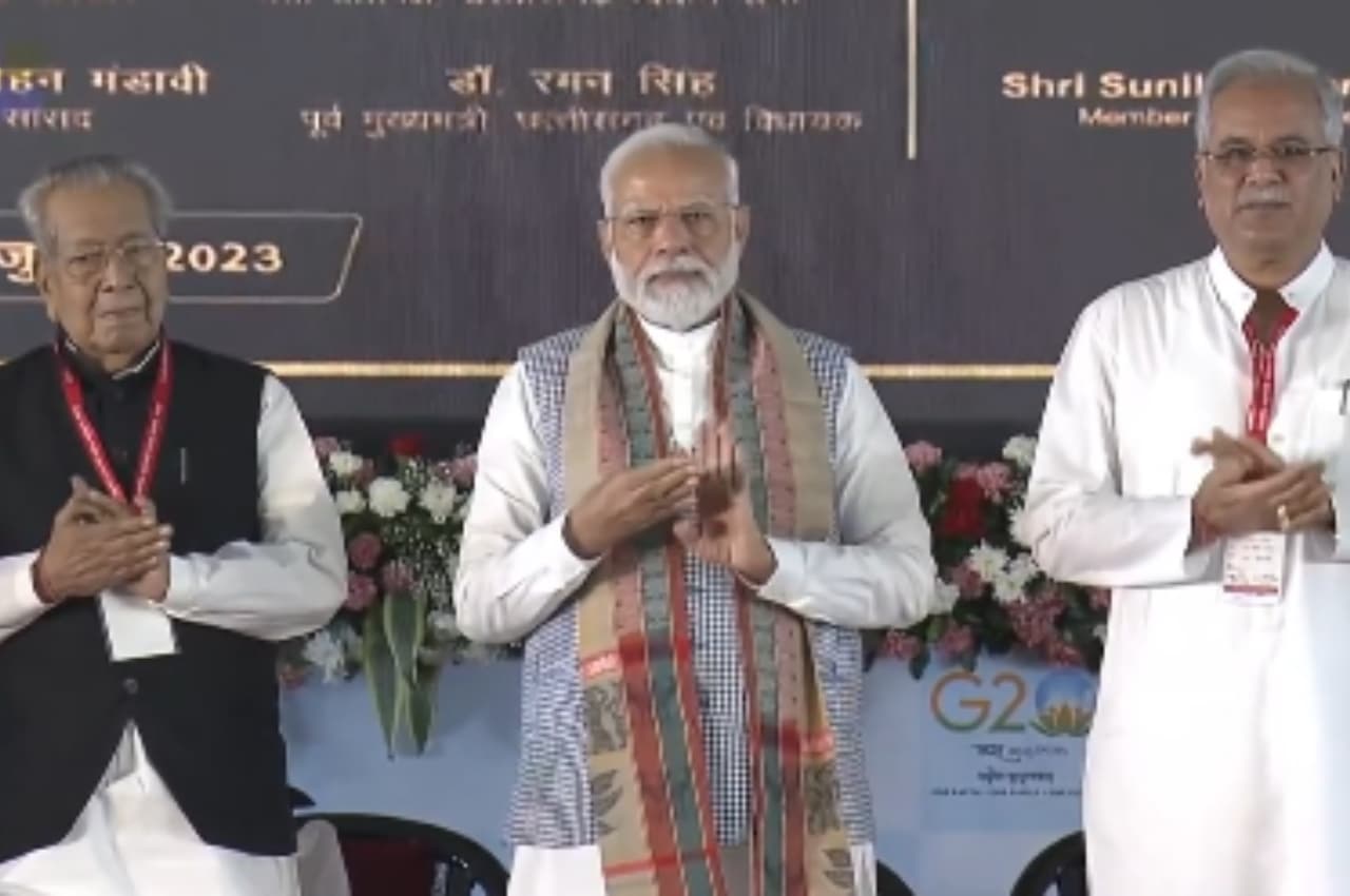 पीएम मोदी ने छत्तीसगढ़ में 10 परियोजनाओं का किया शुभारंभ, बोले- नक्सली हिंसा झेल रहे गांवों में पहुंच रही आधुनिक सुविधाएं