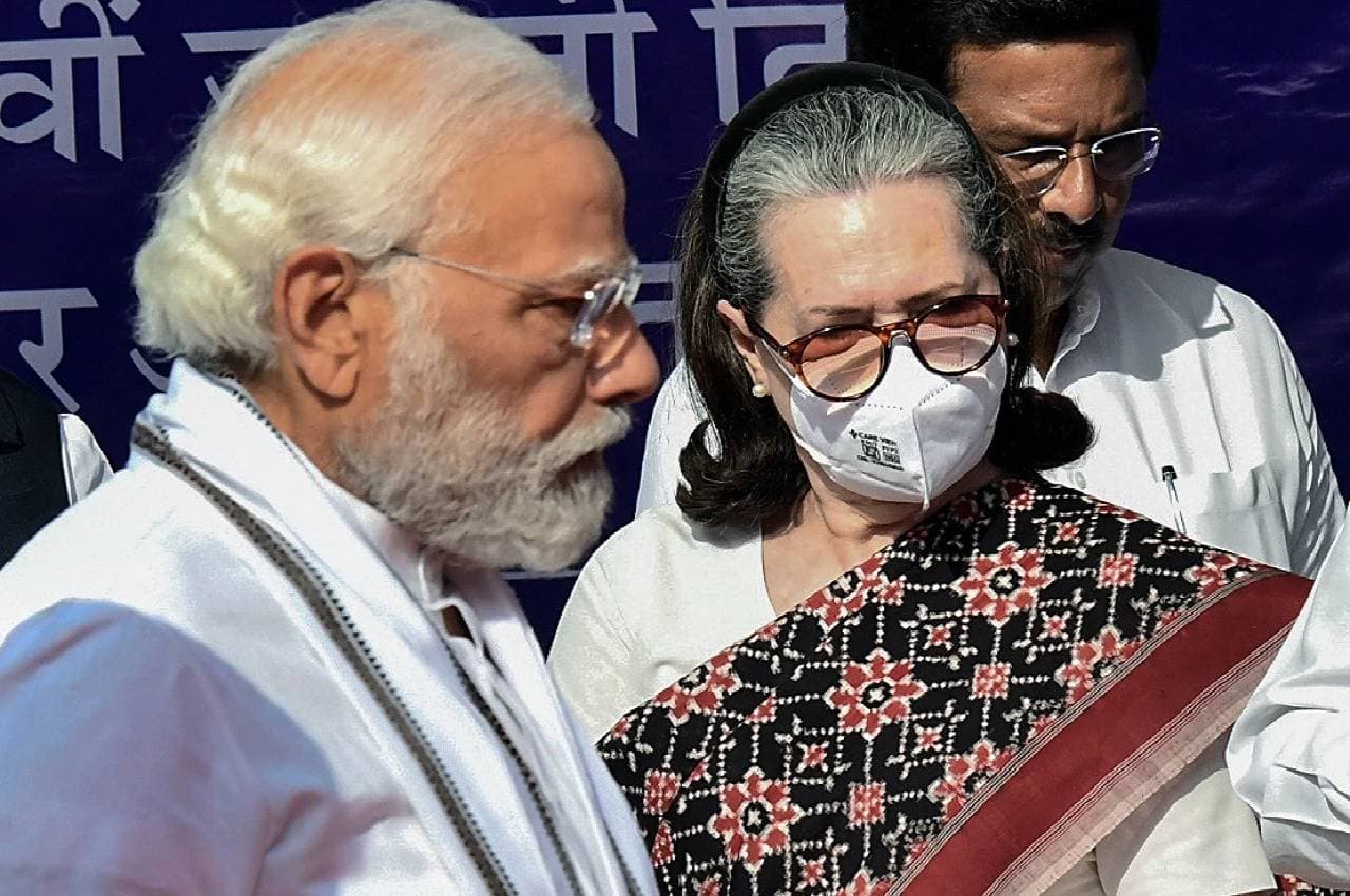 संसद में सोनिया गांधी के पास पहुंचे प्रधानमंत्री मोदी, हालचाल पूछा, स्वास्थ्य की भी ली जानकारी