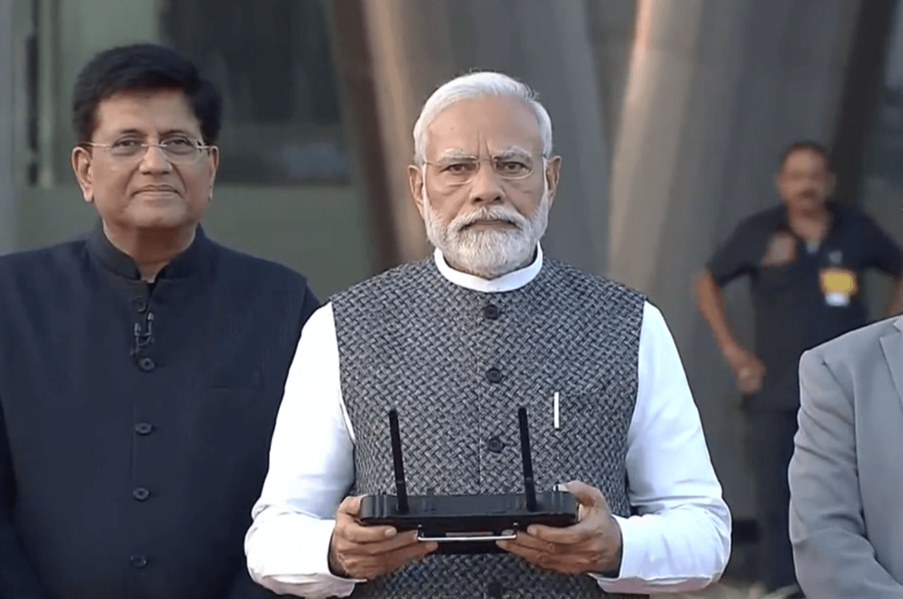 पीएम मोदी ने ड्रोन उड़ाकर भारत मंडपम का किया उद्घाटन, बोले- दिल्ली में बनेगा दुनिया का सबसे बड़ा म्यूजियम